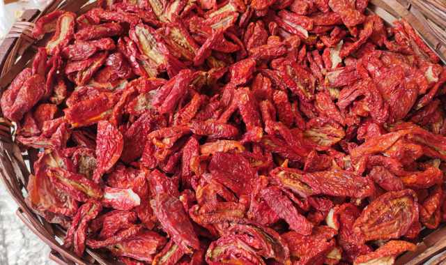 Pomodori secchi, olive, melanzane sott'olio: l'antico rito delle conserve fatte in casa